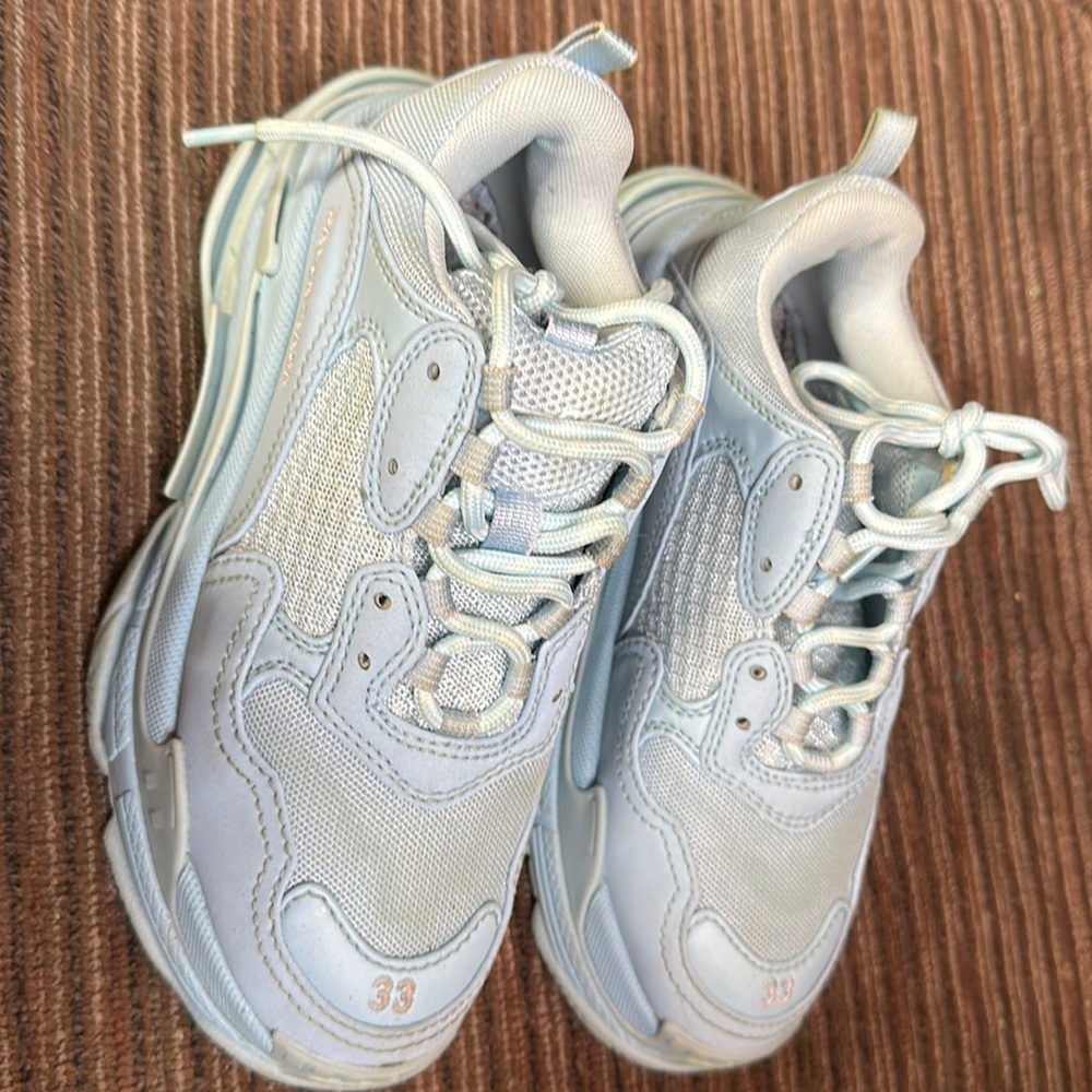 Sold as is. No box. Need deep clean and they’re brand new again. Size 33